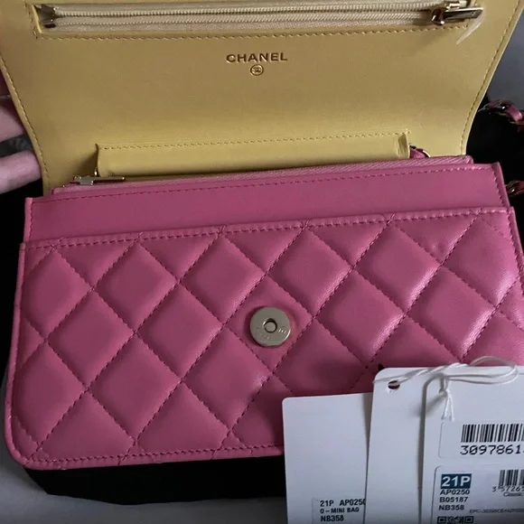CHANEL PINK 21P WOC IRIDESCENT HARDWARE LIMITED EDITION Beautiful 💕 ❌sold FF❌ - Picture 3 of 16